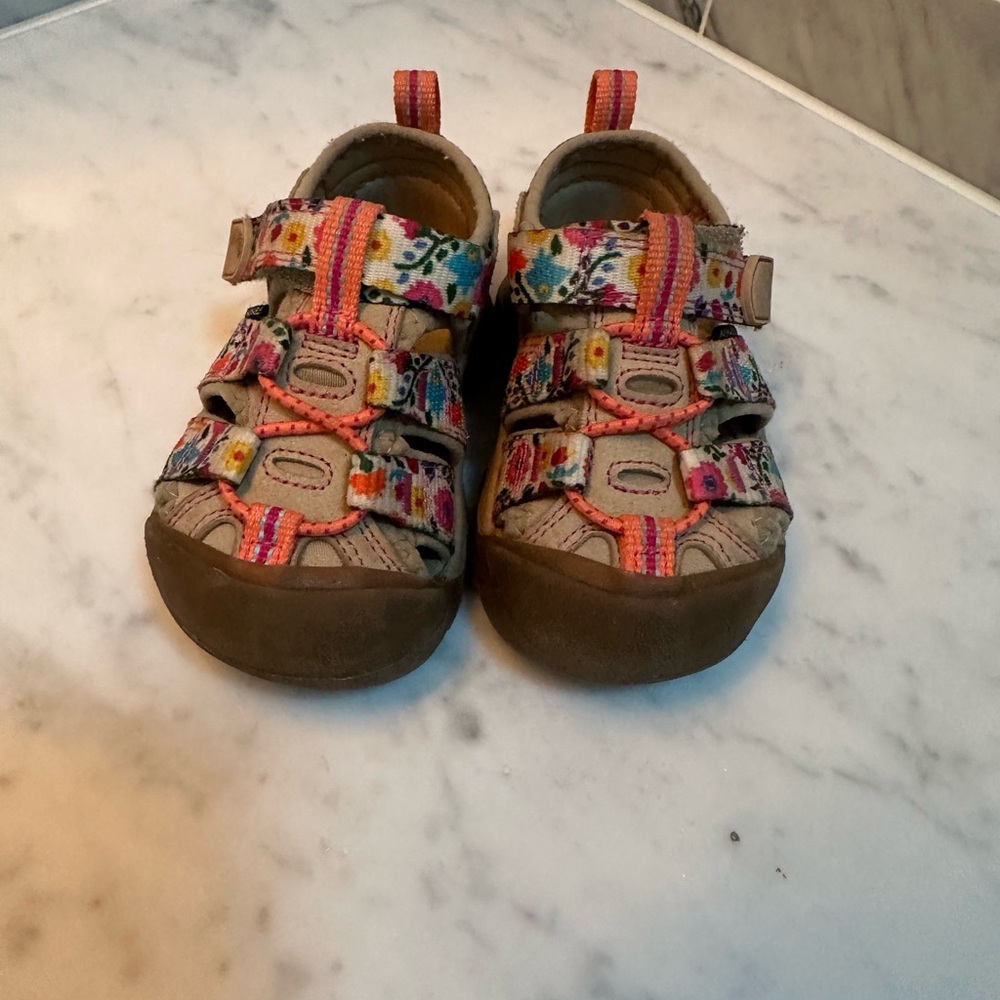 Keen Newport H2 Closed Toe Water Sandals in safari/birch